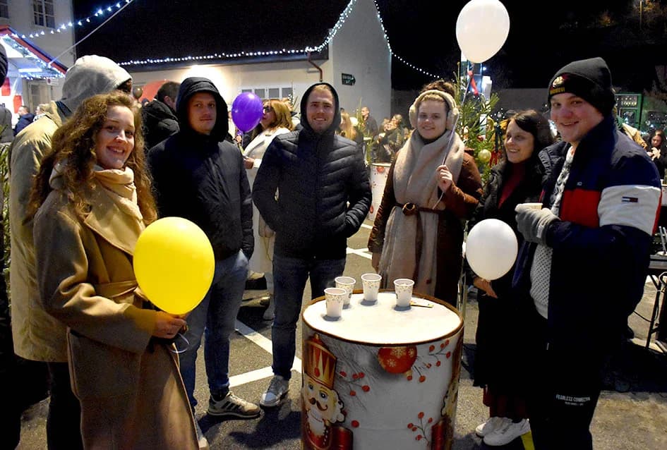 ZAPOČEO BOGAT ADVENTSKI PROGRAM U POŽEGI: Tajči i Gelo bend na početku!