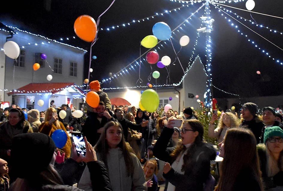 ZAPOČEO BOGAT ADVENTSKI PROGRAM U POŽEGI: Tajči i Gelo bend na početku!