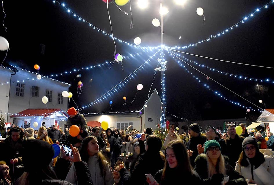 ZAPOČEO BOGAT ADVENTSKI PROGRAM U POŽEGI: Tajči i Gelo bend na početku!