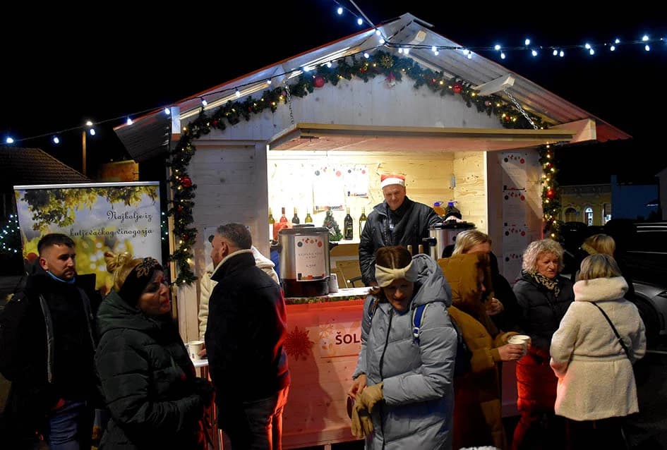 ZAPOČEO BOGAT ADVENTSKI PROGRAM U POŽEGI: Tajči i Gelo bend na početku!