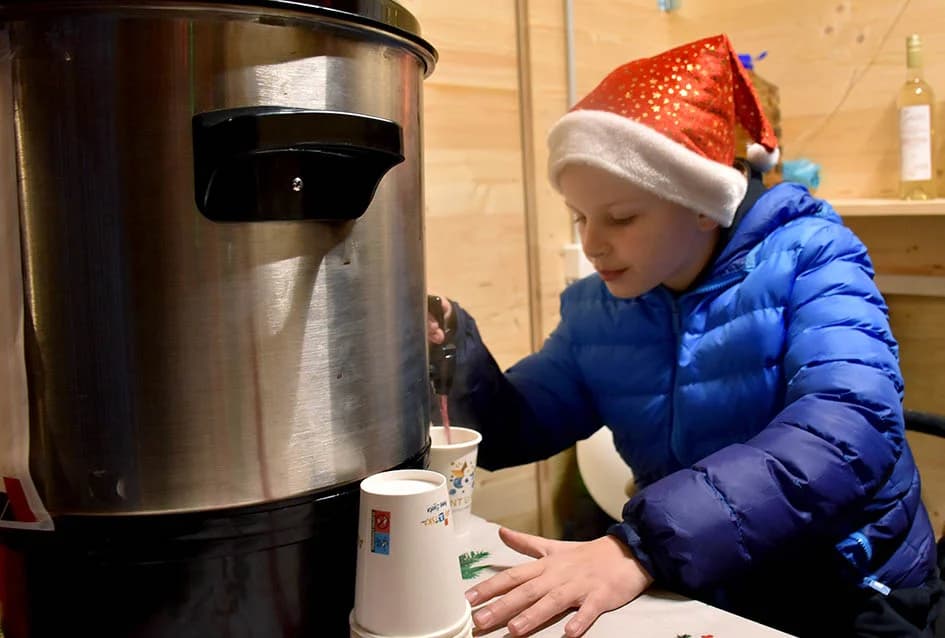 ZAPOČEO BOGAT ADVENTSKI PROGRAM U POŽEGI: Tajči i Gelo bend na početku!
