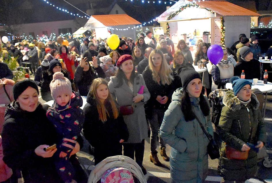 ZAPOČEO BOGAT ADVENTSKI PROGRAM U POŽEGI: Tajči i Gelo bend na početku!
