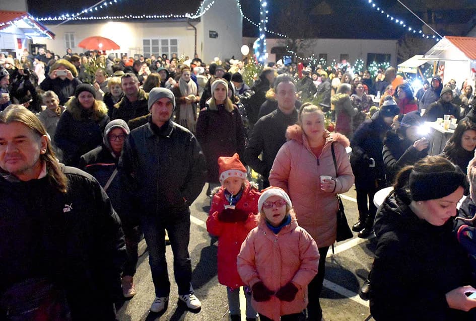 ZAPOČEO BOGAT ADVENTSKI PROGRAM U POŽEGI: Tajči i Gelo bend na početku!
