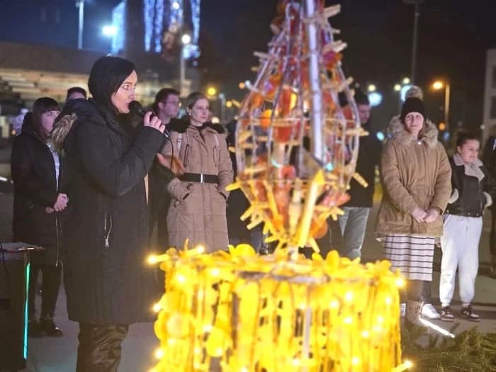 Zapaljena druga adventska svijeća, okićeno božićno drvce s  imenima Pleterničana i druženje u Bećarskom šoru