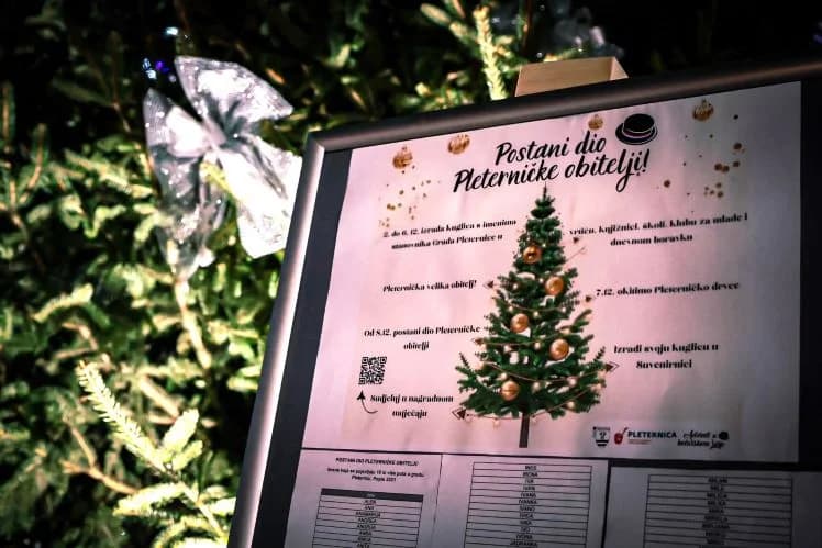 Zapaljena druga adventska svijeća, okićeno božićno drvce s  imenima Pleterničana i druženje u Bećarskom šoru