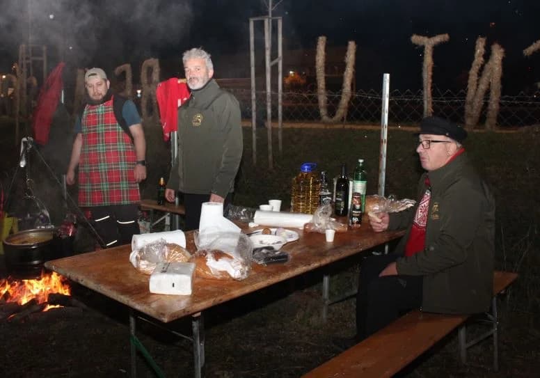 Zapaljena druga adventska svijeća, okićeno božićno drvce s  imenima Pleterničana i druženje u Bećarskom šoru