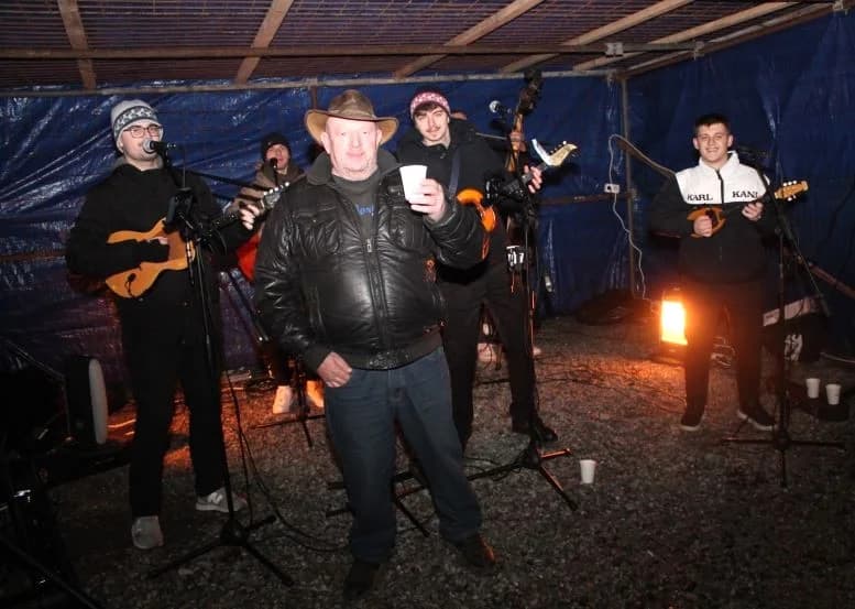 Zapaljena druga adventska svijeća, okićeno božićno drvce s  imenima Pleterničana i druženje u Bećarskom šoru
