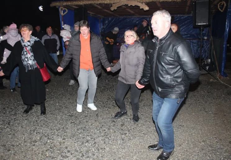 Zapaljena druga adventska svijeća, okićeno božićno drvce s  imenima Pleterničana i druženje u Bećarskom šoru