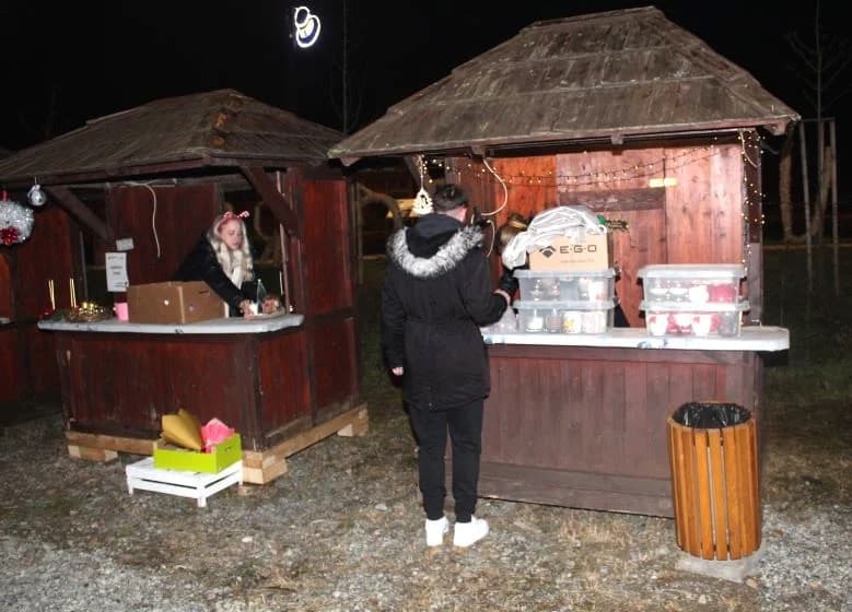 Zapaljena druga adventska svijeća, okićeno božićno drvce s  imenima Pleterničana i druženje u Bećarskom šoru