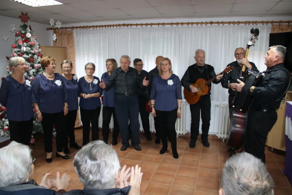Pjevači i svirači Ledene berbe posjetili vršnjake u veličkom Domu za starije osobe