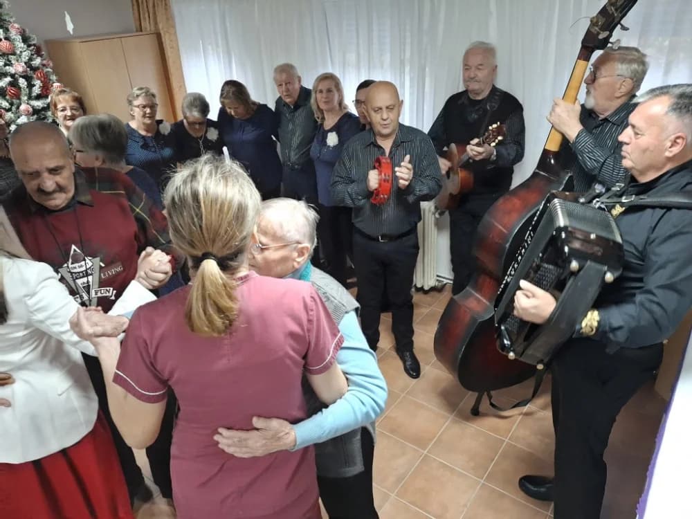 Pjevači i svirači Ledene berbe posjetili vršnjake u veličkom Domu za starije osobe