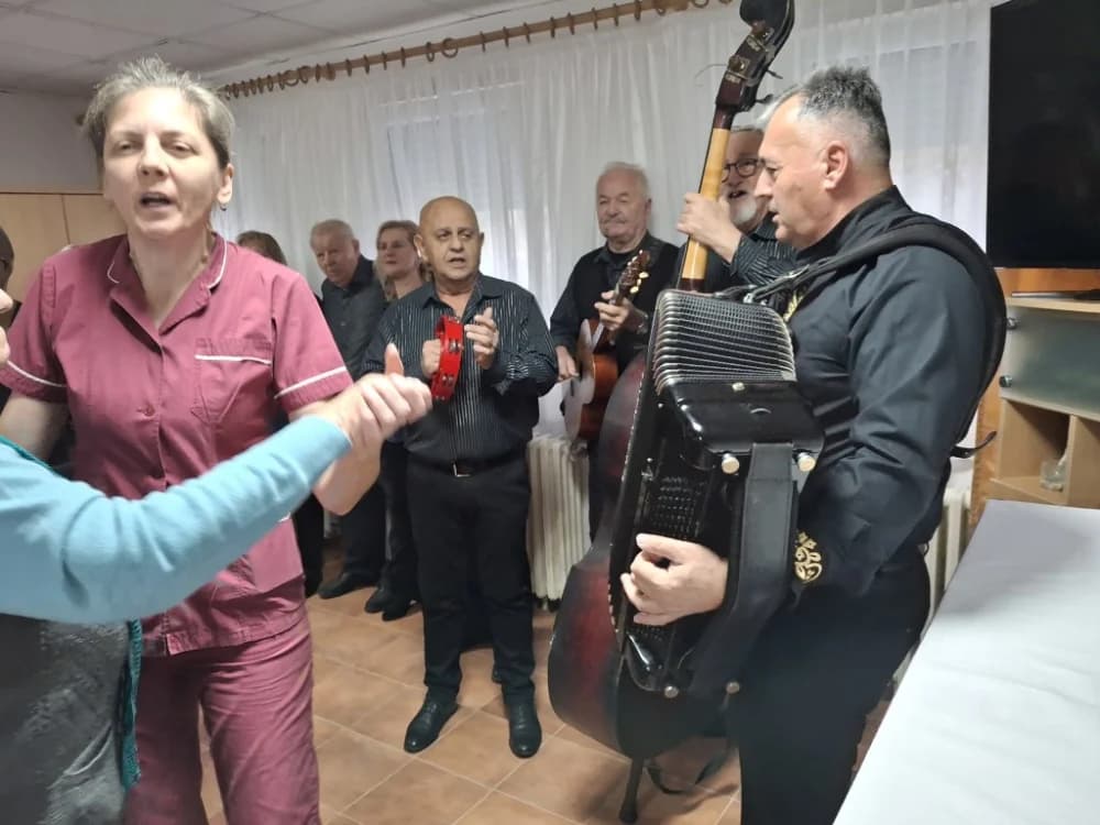 Pjevači i svirači Ledene berbe posjetili vršnjake u veličkom Domu za starije osobe