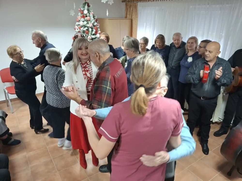 Pjevači i svirači Ledene berbe posjetili vršnjake u veličkom Domu za starije osobe