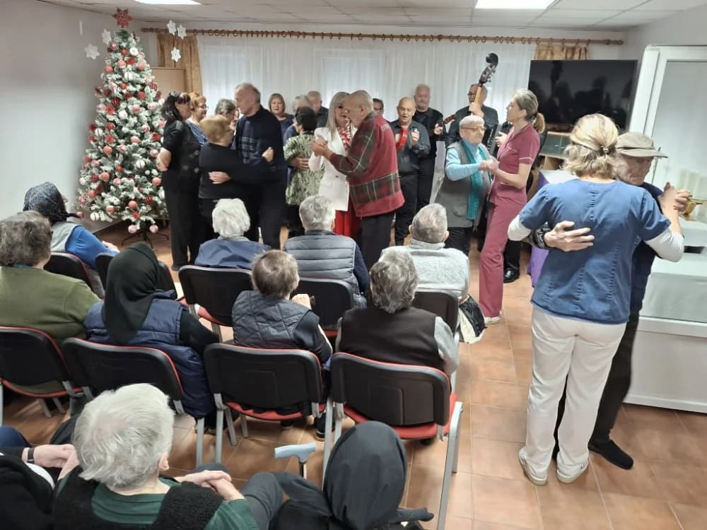 Pjevači i svirači Ledene berbe posjetili vršnjake u veličkom Domu za starije osobe