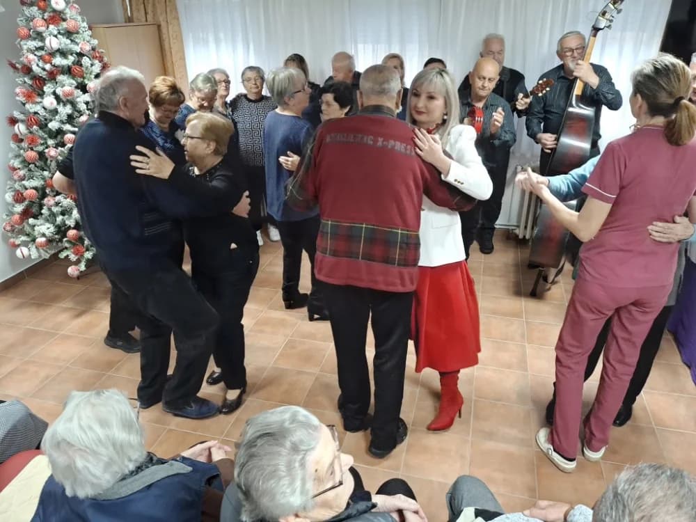Pjevači i svirači Ledene berbe posjetili vršnjake u veličkom Domu za starije osobe