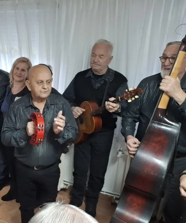 Pjevači i svirači Ledene berbe posjetili vršnjake u veličkom Domu za starije osobe
