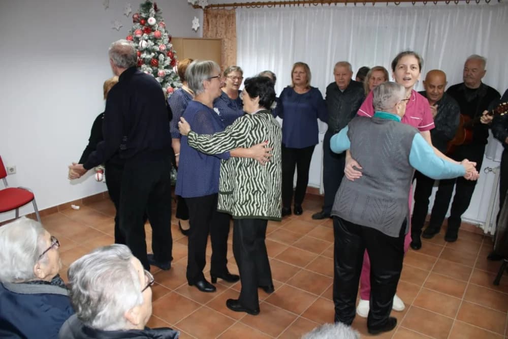 Pjevači i svirači Ledene berbe posjetili vršnjake u veličkom Domu za starije osobe