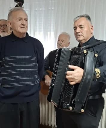 Pjevači i svirači Ledene berbe posjetili vršnjake u veličkom Domu za starije osobe