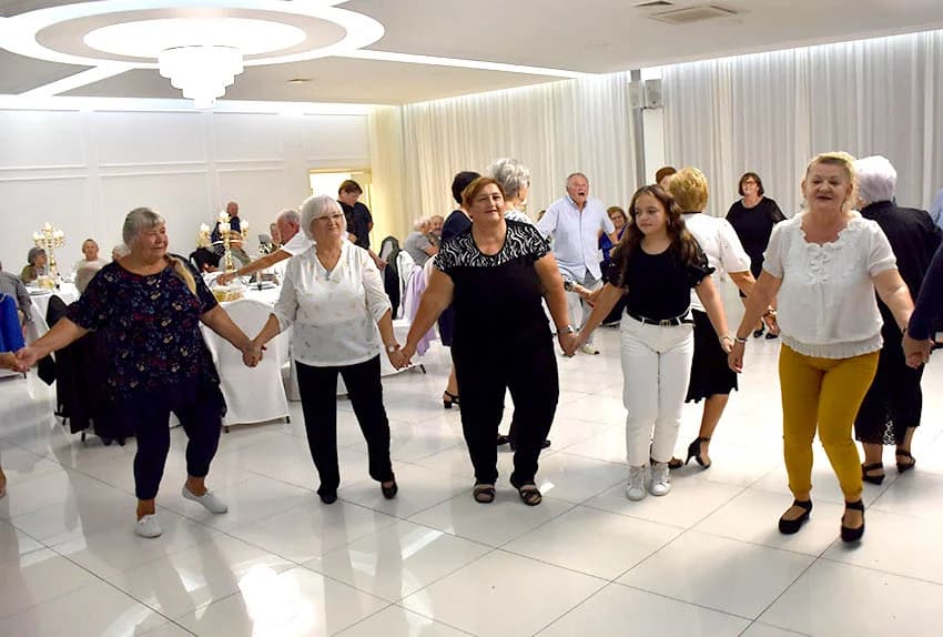 Uz umirovljenike na zabavama sve više mlađih /FOTO/