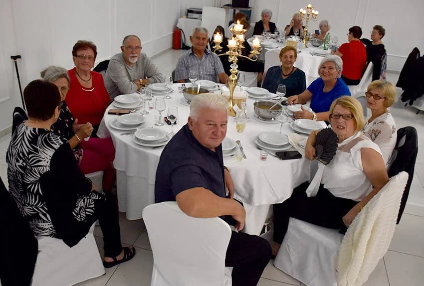 Uz umirovljenike na zabavama sve više mlađih /FOTO/