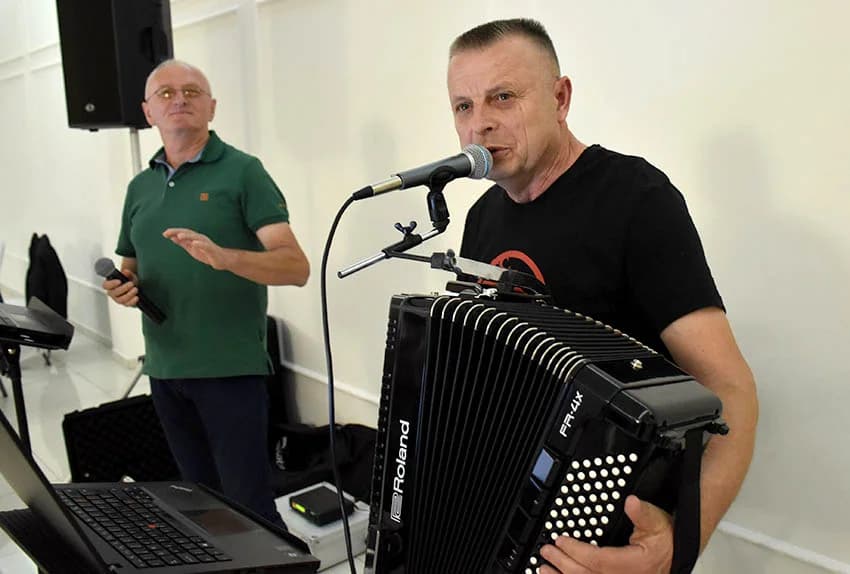 Uz umirovljenike na zabavama sve više mlađih /FOTO/