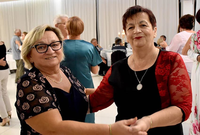 Uz umirovljenike na zabavama sve više mlađih /FOTO/