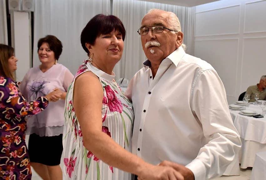 Uz umirovljenike na zabavama sve više mlađih /FOTO/