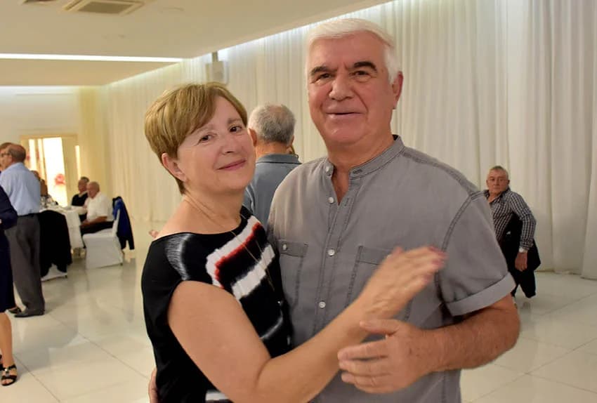 Uz umirovljenike na zabavama sve više mlađih /FOTO/