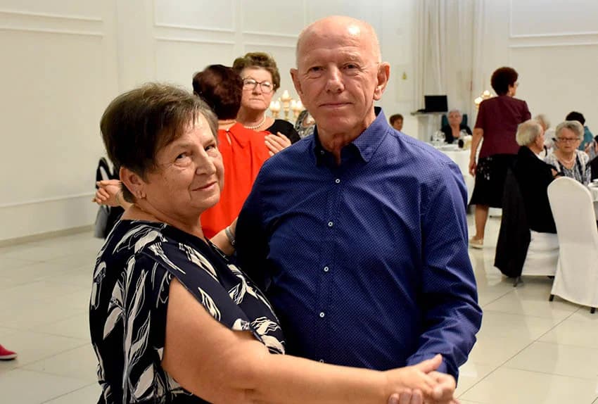 Uz umirovljenike na zabavama sve više mlađih /FOTO/