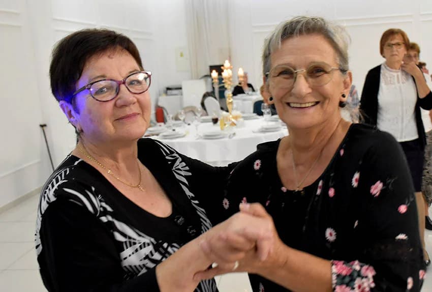 Uz umirovljenike na zabavama sve više mlađih /FOTO/