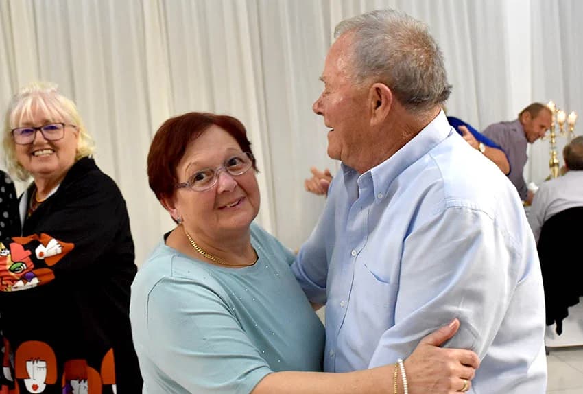 Uz umirovljenike na zabavama sve više mlađih /FOTO/