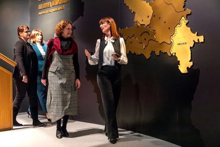 Ministrica kulture Nina Obuljen Koržinek u Pleternici posjetila Muzej bećarca i Knjižnicu