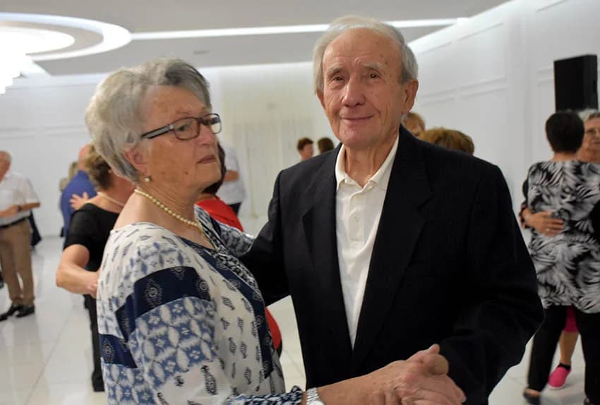 Uz umirovljenike na zabavama sve više mlađih /FOTO/