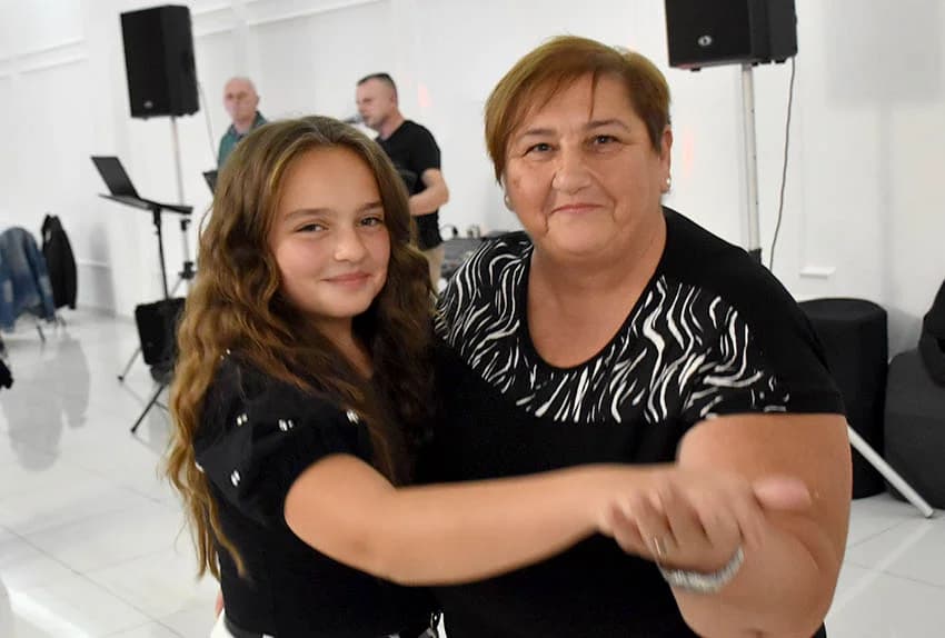 Uz umirovljenike na zabavama sve više mlađih /FOTO/