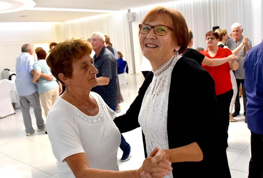 Uz umirovljenike na zabavama sve više mlađih /FOTO/
