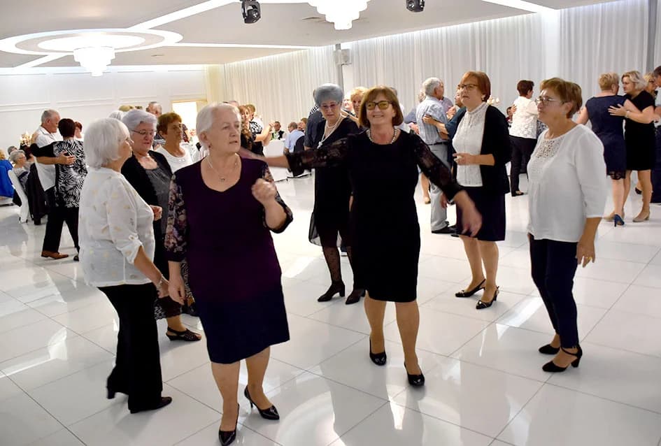 Uz umirovljenike na zabavama sve više mlađih /FOTO/