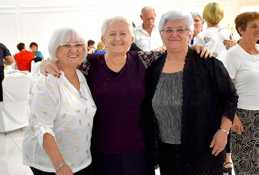 Uz umirovljenike na zabavama sve više mlađih /FOTO/