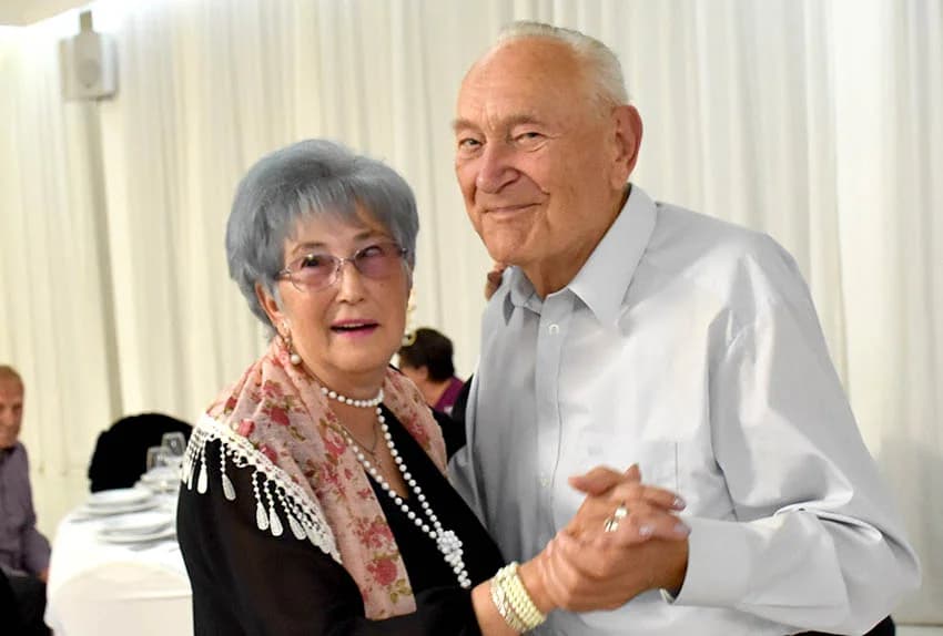 Uz umirovljenike na zabavama sve više mlađih /FOTO/