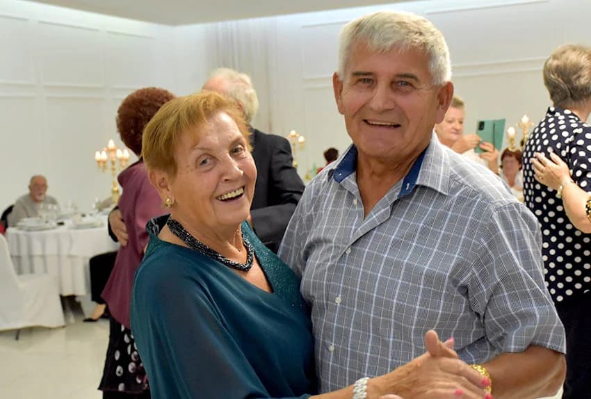 Uz umirovljenike na zabavama sve više mlađih /FOTO/