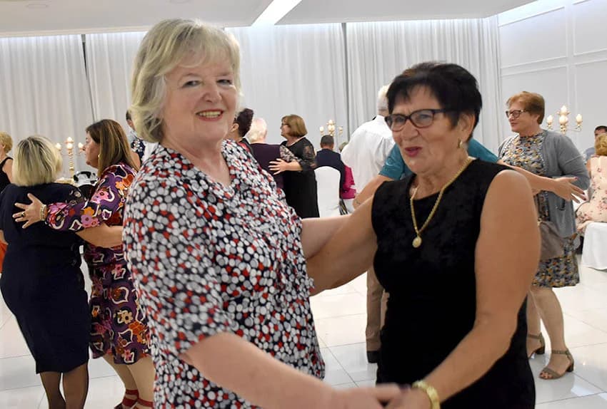 Uz umirovljenike na zabavama sve više mlađih /FOTO/