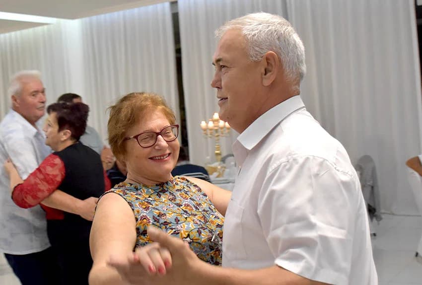 Uz umirovljenike na zabavama sve više mlađih /FOTO/