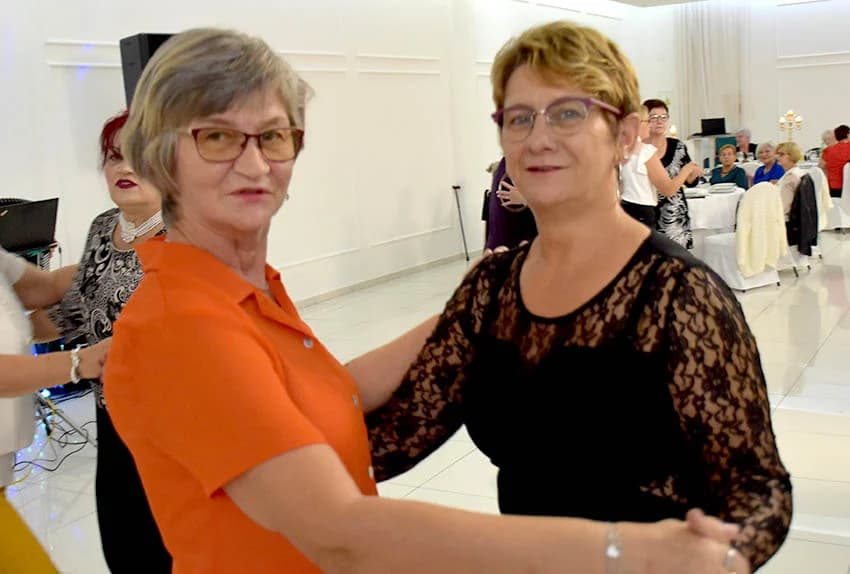 Uz umirovljenike na zabavama sve više mlađih /FOTO/