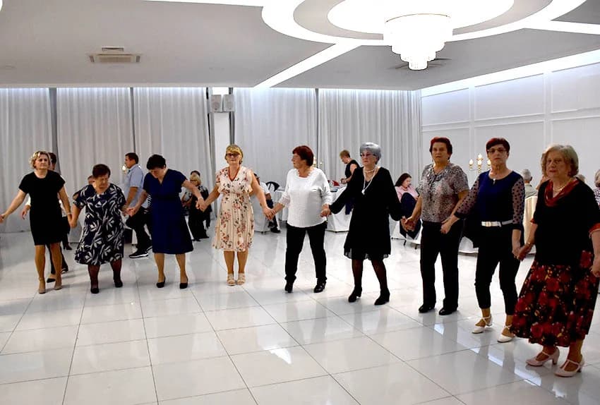 Uz umirovljenike na zabavama sve više mlađih /FOTO/
