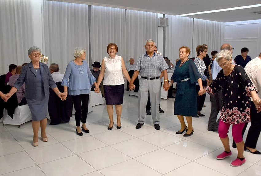 Uz umirovljenike na zabavama sve više mlađih /FOTO/