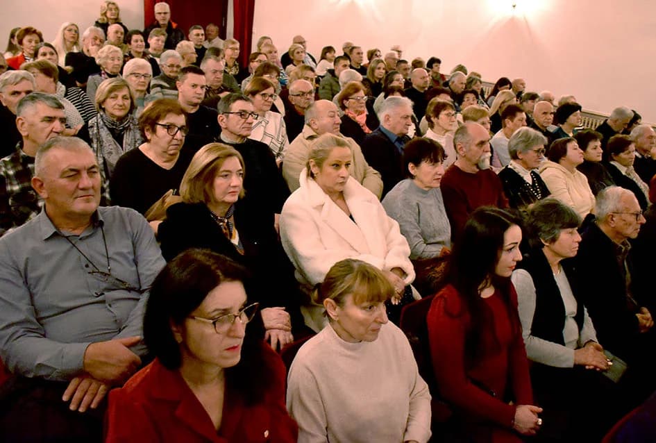 ODRŽAN ADVENTSKI KONCERT GLAZBENOG DRUŠTVA “VILA VELEBITA” IZ  POŽEGE: Prvorazredni glazbeni događaj