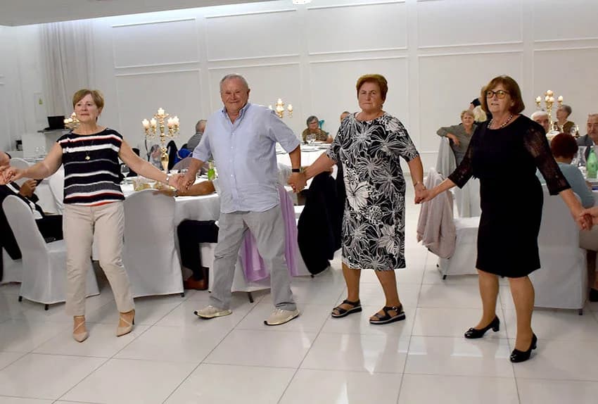 Uz umirovljenike na zabavama sve više mlađih /FOTO/