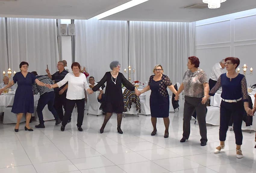Uz umirovljenike na zabavama sve više mlađih /FOTO/