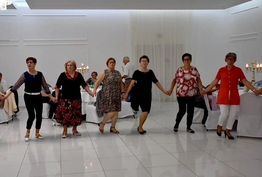 Uz umirovljenike na zabavama sve više mlađih /FOTO/