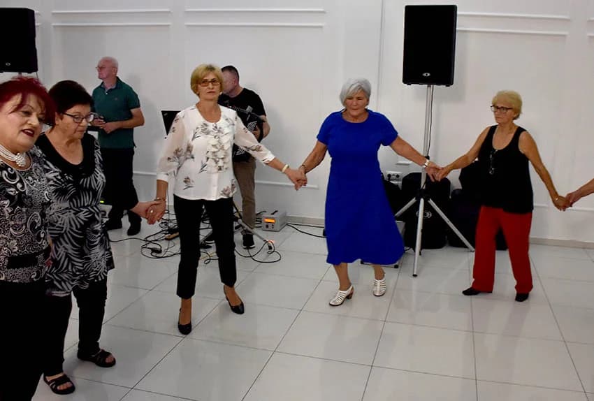 Uz umirovljenike na zabavama sve više mlađih /FOTO/