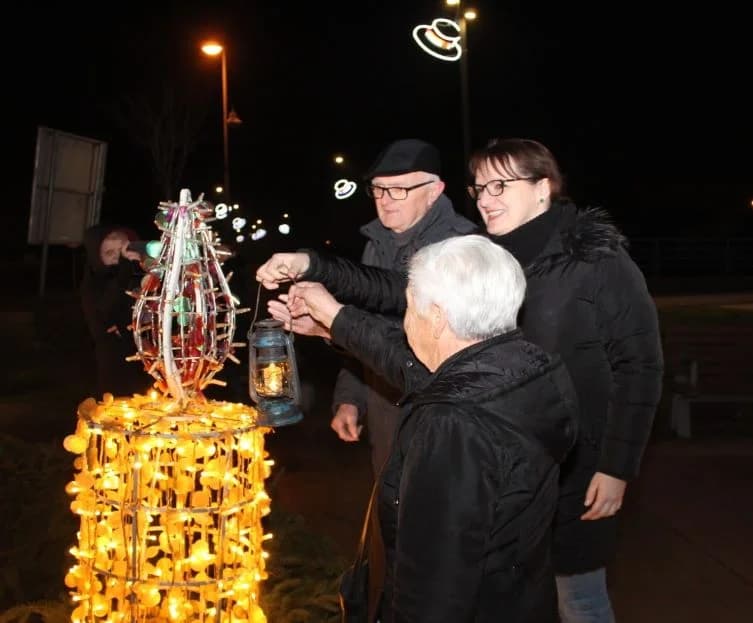 SUBOTNJI PLETERNIČKI ADVENT: Umirovljenici zapalili treću svijeću, u Bećarskom šoru lovački čobanac i Tamburaški sastav „Zlatna dolina“